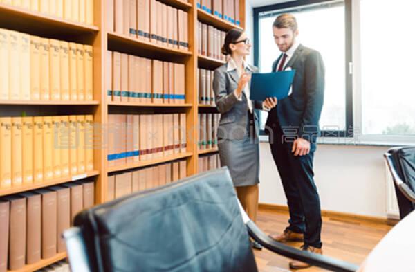 律師事務所圖書館律師討論案件卷宗中的策略